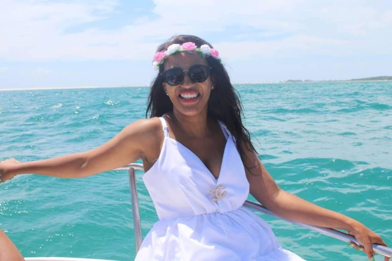 Traveyola lady with white dress, Ocean in the background